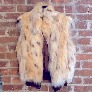 Fox fur vest. Fabric waistband. Zipper closure